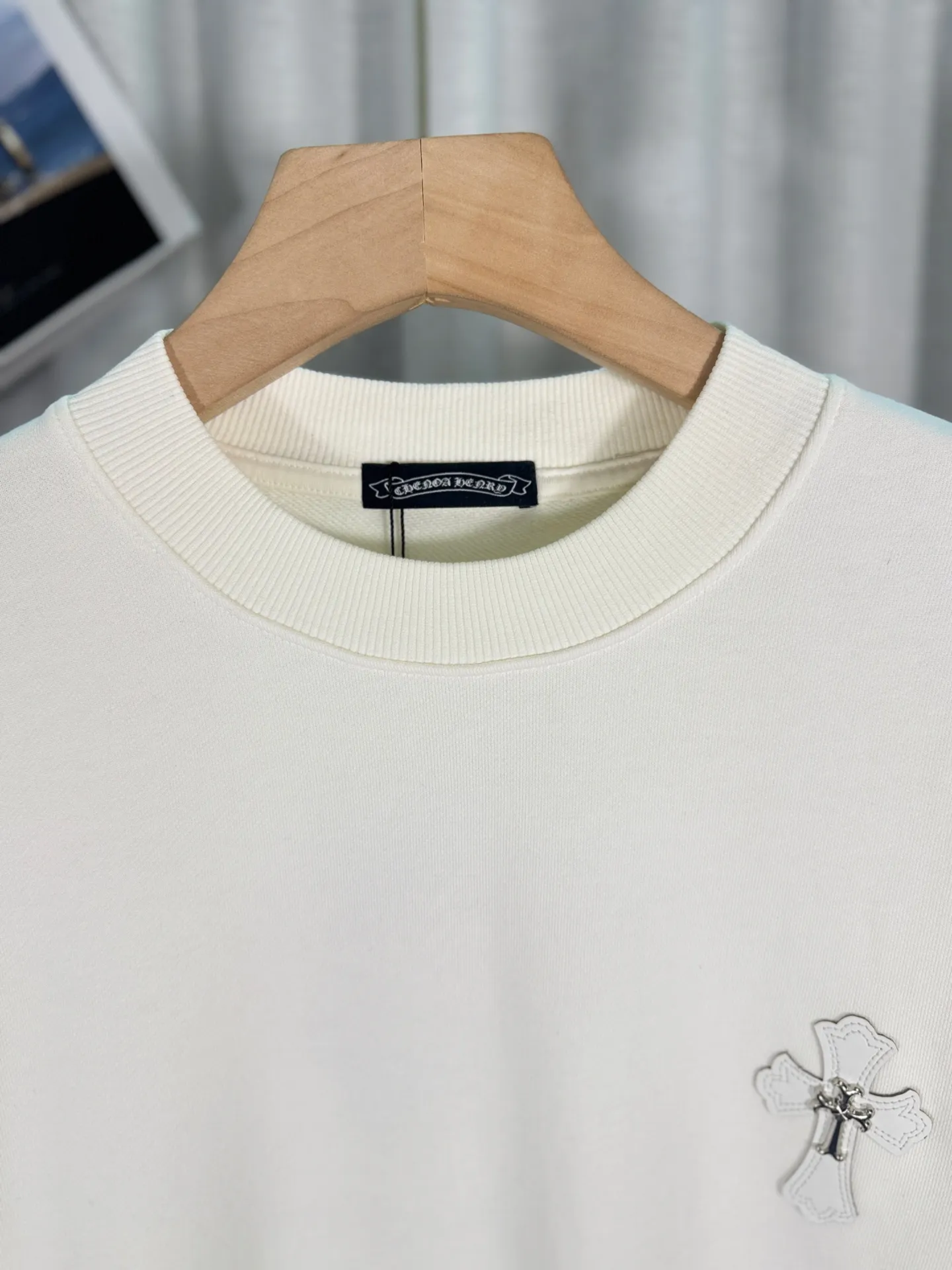 P260 top version, real shot without P, ​​different from market currency) 𝗖𝗵𝗿𝗼𝗺𝗲 𝗛𝗲𝗮𝗿𝘁𝘀/Cro Heart 2025 washed patch embroidery autumn and winter new original single counter American laser burnt 3D three-dimensional color embroidered couple casual sweatshirt 👑The highest version! Customized fabric 420g tripe terry fabric! American acid-washed and distressed original fabric laser burnt ✟appliqué embroidery and exquisite embroidery of letters! The best-selling model in the counter, very comfortable to wear. Accessories: original molded and authenticated collar label➕100% silk wash label. Genuine purchase-grade original hangtag➕matching hanging rope➕3D hanging beads➕original packaging bag. Craftsmanship: The original version has consistent wiring! The highest version of the armhole matching technique! Color: White Black Size: S M L XL Style No.: 9303